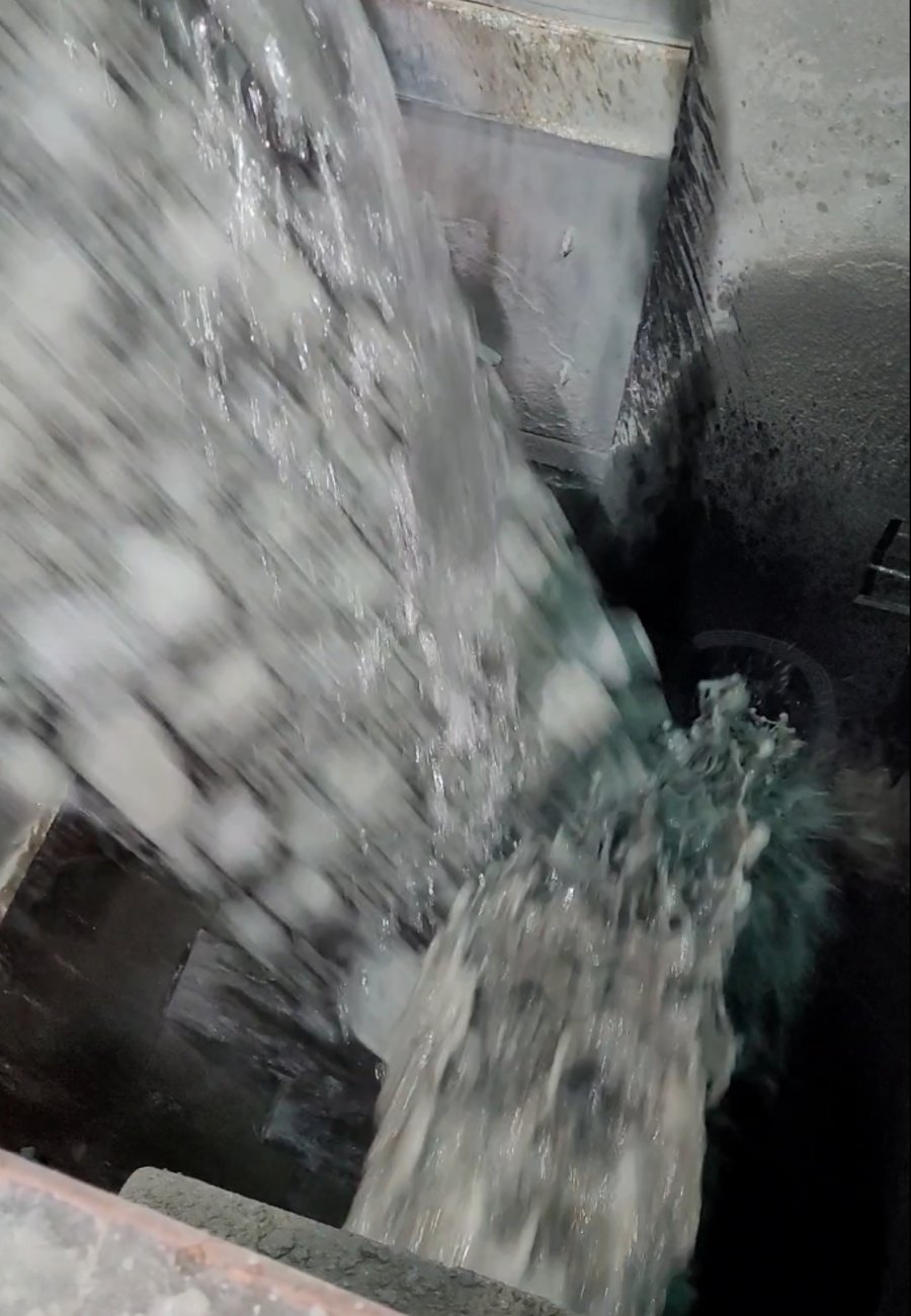 Slurry discharging into a chute